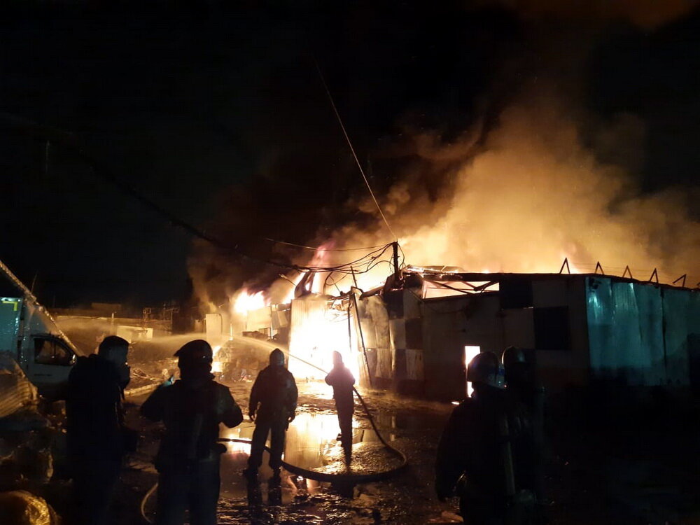 Он полыхнул глубокой ночью когда уже все спали. Расчеты стягивались один за одним. В сухих сводках пресс-службы Главного управления МЧС России по Нижегородской области значилось:  реагирование пожарно-спасательных подразделений по рангу пожара №2. Происходит горение ангаров с макулатурой. Площадь пожара 3 тыс. 500 кв. метров. Предварительно погибших и пострадавших нет. Впрочем, потом площадь пожара увеличилась еще на 500 кв. метров.  