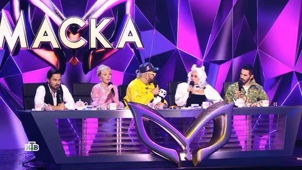 Кого открыли в шоу маска 7 апреля. Ревва в шоу маска. жюри маска 2025. жюри в маске 2025 жюри.