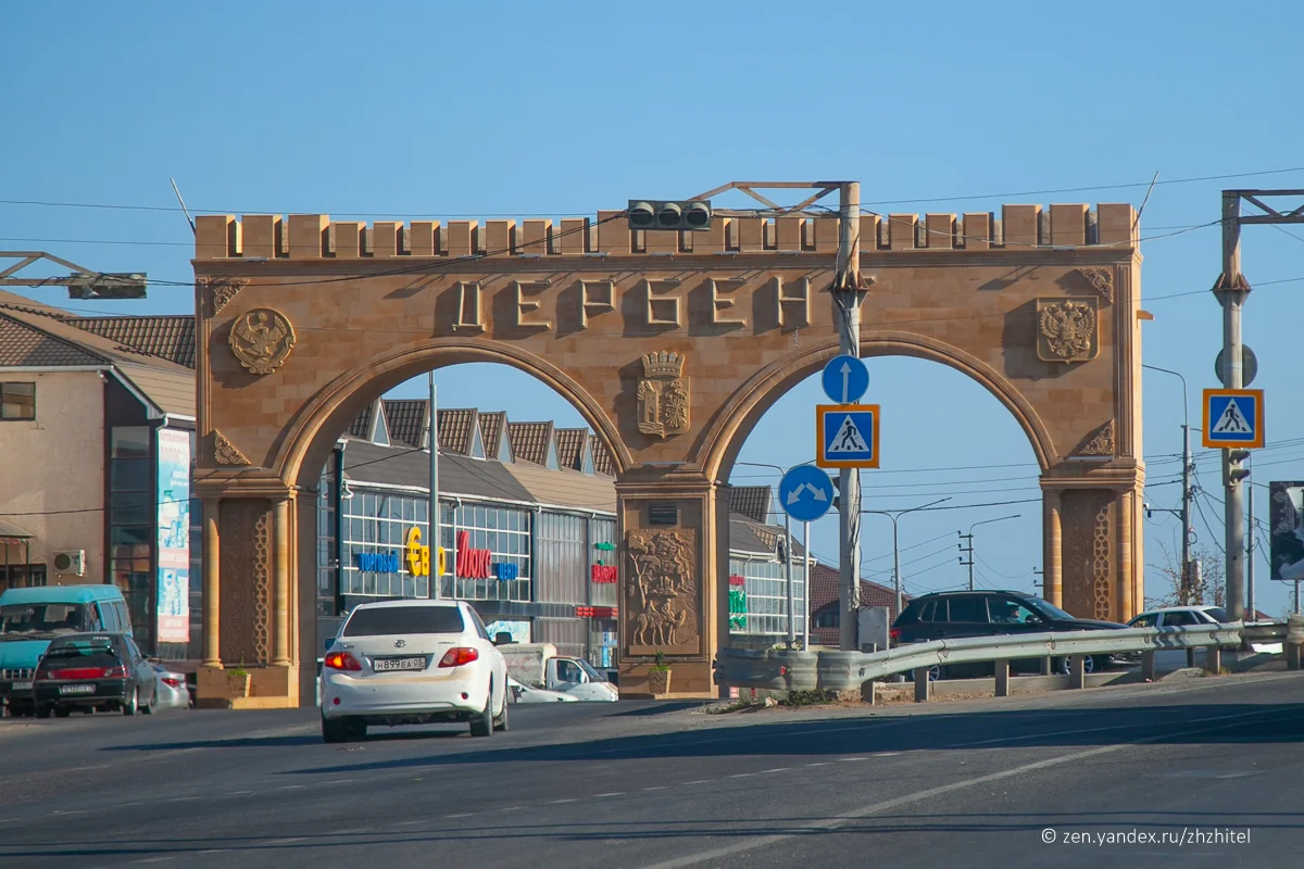 Олд сити дербент. Дербент Стелла. Дербент достопримечательности 2021. Дербент Южные ворота России. Дербент арка.