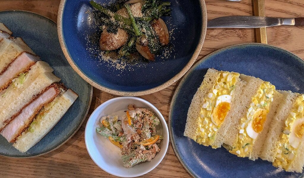 Для канала С.Пудовъ:  Сэндвич с салатом из яиц и мясной сэндвич, которые мы заказали в в  кафе Конби (в Лос-Анджелесе) - вкусно и красиво!