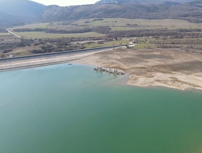 Чернореченское водохранилище в Байдарской долине, 4 апреля 2021 года. Источник: smartik.ru