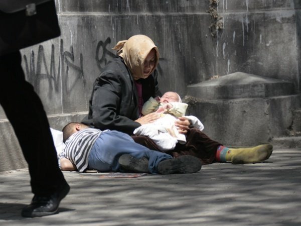 Типичные попрошайки у метро. Но почему ребенок всегда спит?