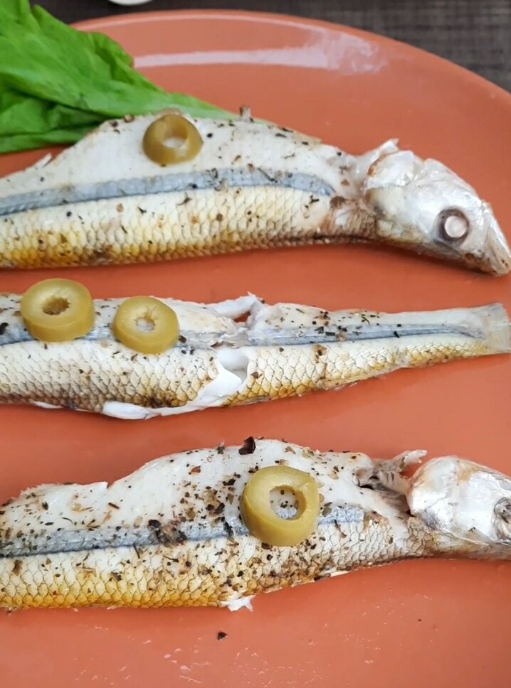 Корюшка запеченная в духовке. Подаю с оливками.