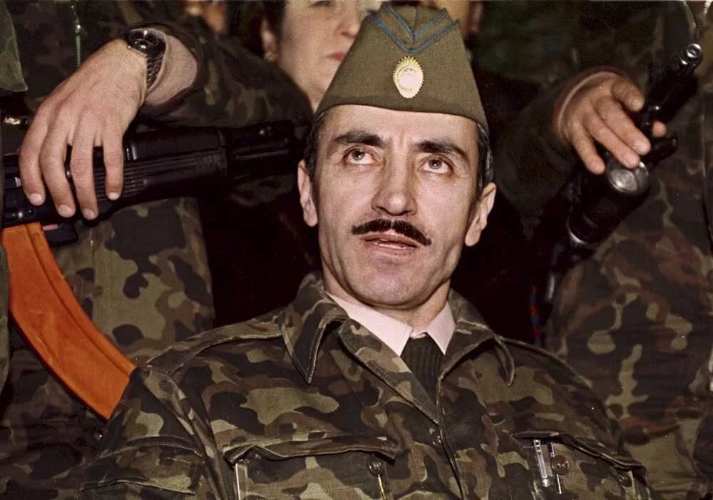 Дудаев в окружении своей охраны