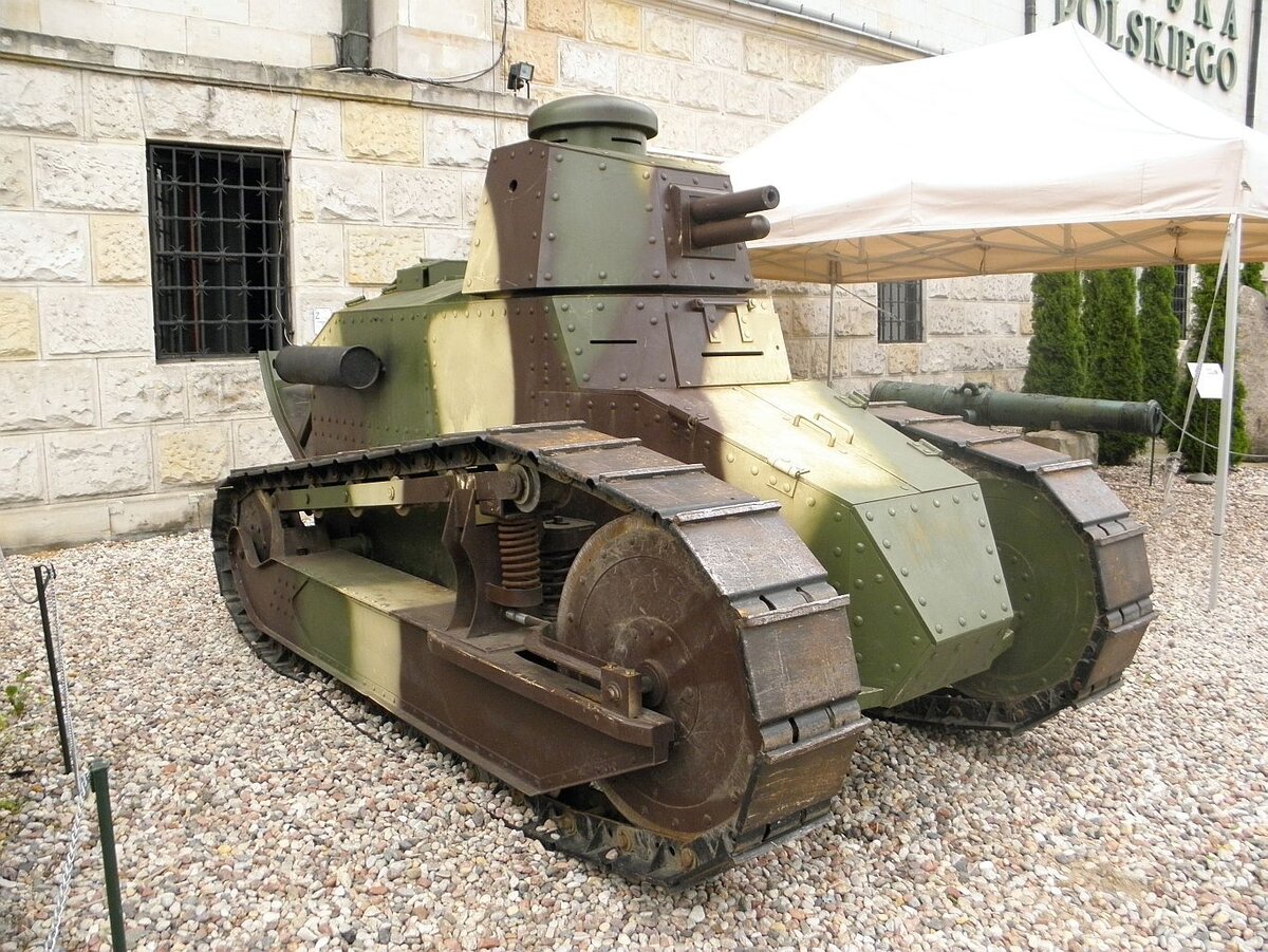 Renault FT-17 (https://i.pinimg.com/originals/a0/7b/6b/a07b6bd6562f90764103e92c40e52205.jpg)