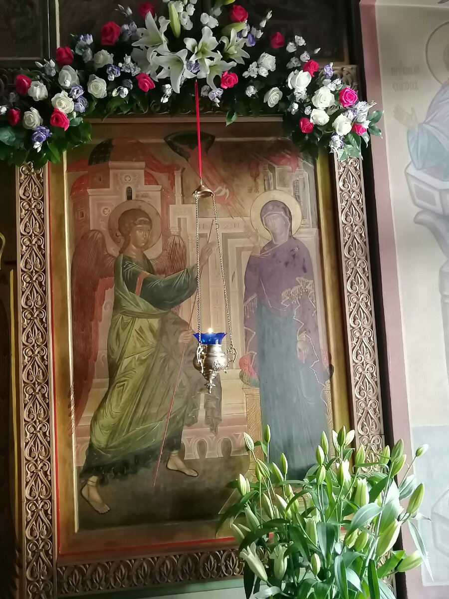 Икона Благовещения Пресвятой Богородицы в иконостасе храма Благовещения в Федосьино (Ново-Переделкино, Москва). 7 апреля 2021. Фото автора канала. 
