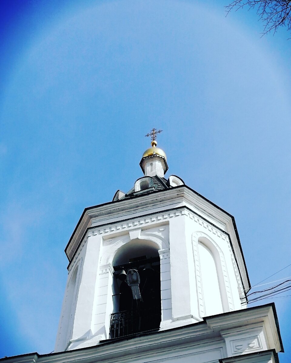 Явление гало после крестного хода в престольный праздник храма в Федосьино- Благовещение Пресвятой Богородицы. На купол, словно святой дух, сел отпущенный только что настоятелем, архимандритом Владимиром, голубок. 7 апреля 2021. Фото автора канала. 