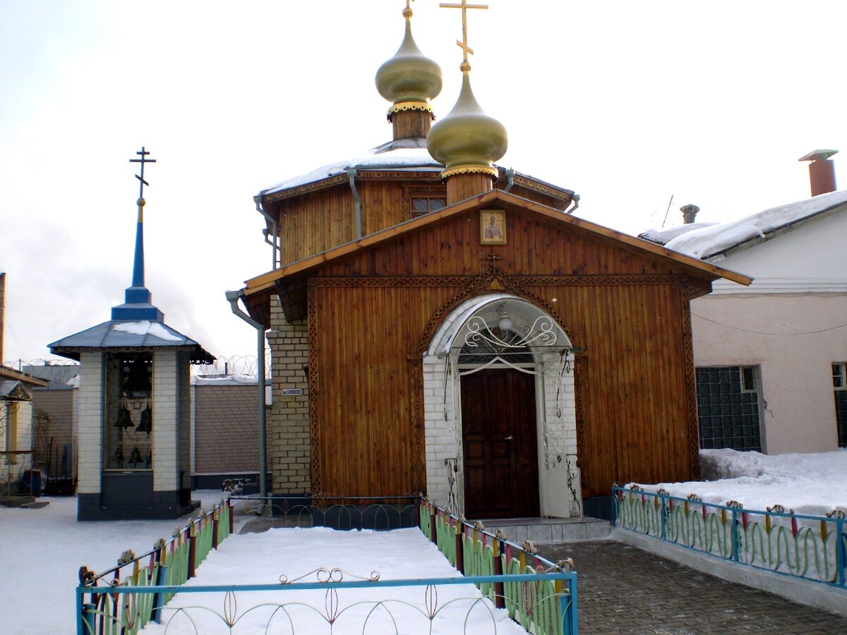 Часовня на территории исправительного учреждения Костромской области и сама территория (фото автора)