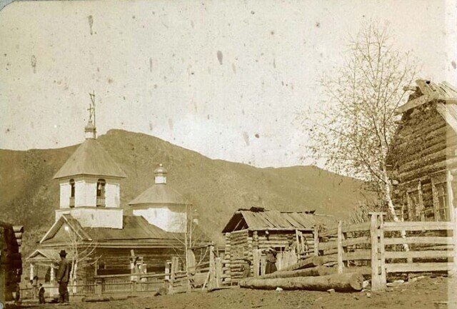 Фото Николаевской церкви казачьего поселка Тулата (1914), к приходу которой была приписана крестьянская деревня Усть-Тулатинка, в которой венчались в 1918г. Герман и Василисса Лобановы. Современная церковь в Тулате Чарышского района Алтайского края построена этом же месте и это тоже Никольский храм.