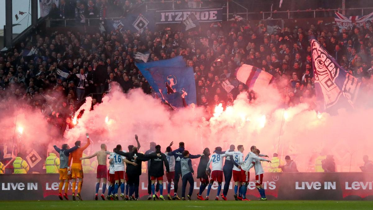 Снимок с матча "Гамбурга" и "Санкт-Паули" - яркое зрелище. Источник: https://www.sports.ru/tribuna/blogs/dermeisterschaft/2791724.html