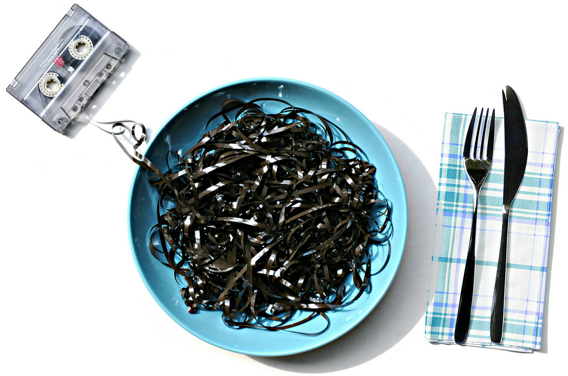 "Кушать подано, садитесь жрать пожалуйста" (цитата из х\ф "Джентельмены удачи")