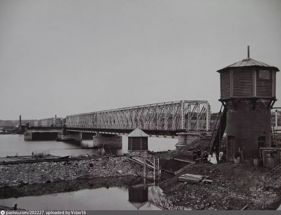 Вид с левого берега. Еще одно фото из того же источника. Центральный пролет повернут для прохода судов.