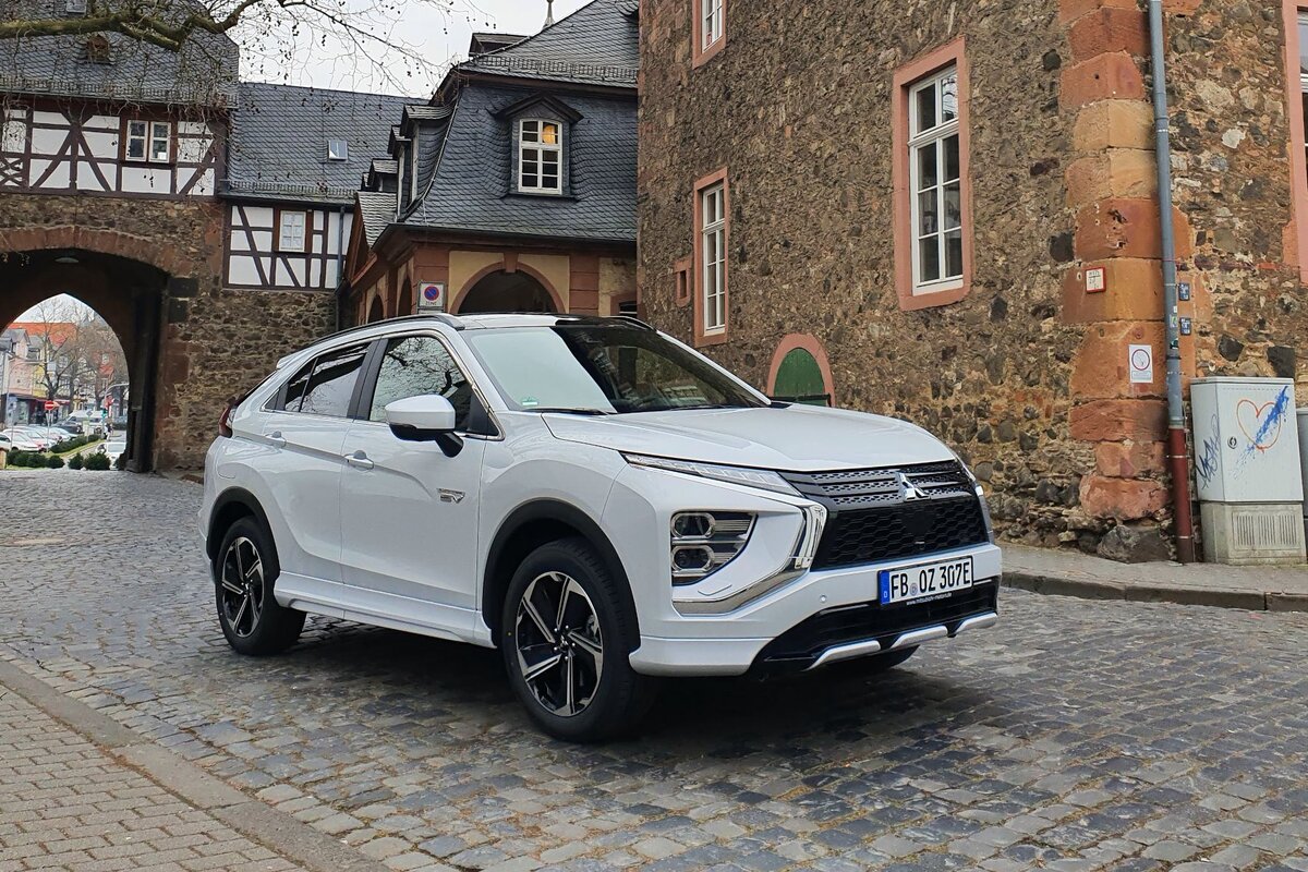 У Mitsubishi Eclipse Cross Plug-in Hybrid новый образ: передняя часть была полностью изменена.