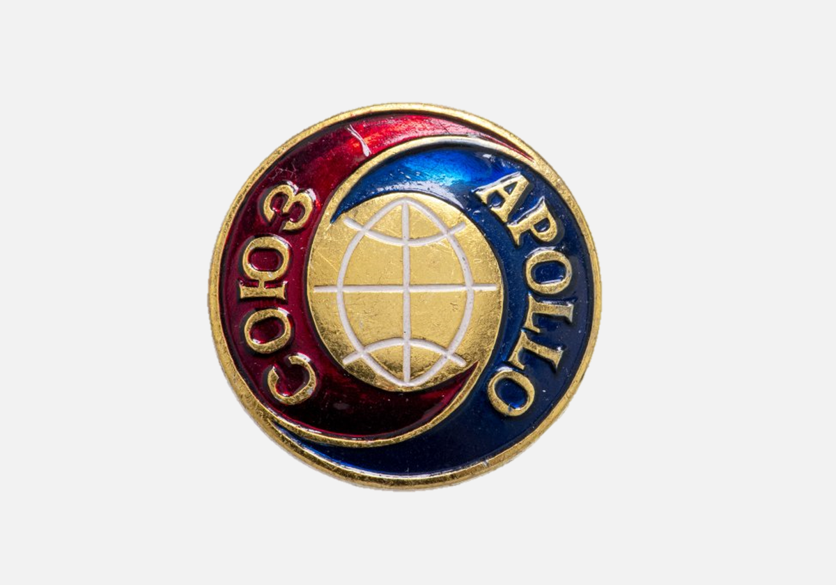 Такой маленький значок с винтовым креплением вручали участникам советско-американской программы. Виталий Александрович привез его из командировки и вручил дочери. Я тогда была уже старшеклассница, надела его в школу и стала героем дня! Такого не было ни у кого в нашей школе! 