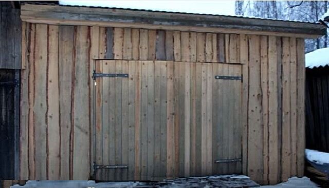 Деревянный каркасный гараж без утепления с односкатной крышей