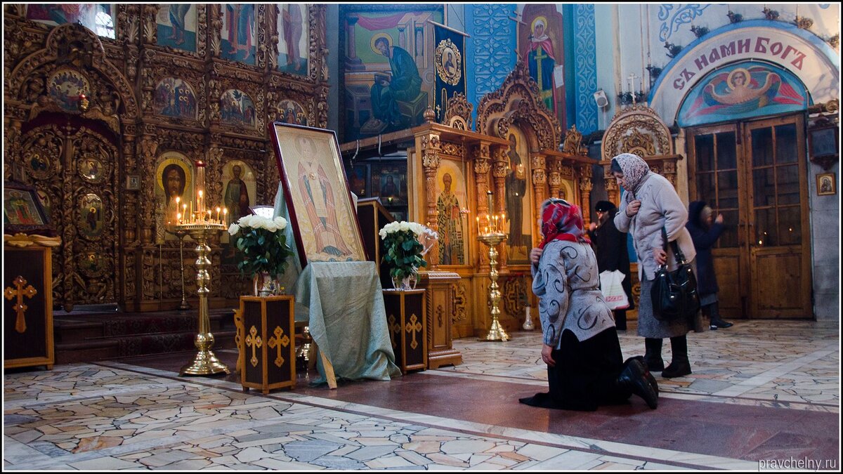 Христианство кому поклоняются. Молится на коленях в храме. Человек на коленях в храме. Женщина на коленях в храме. Поклонение в храме.