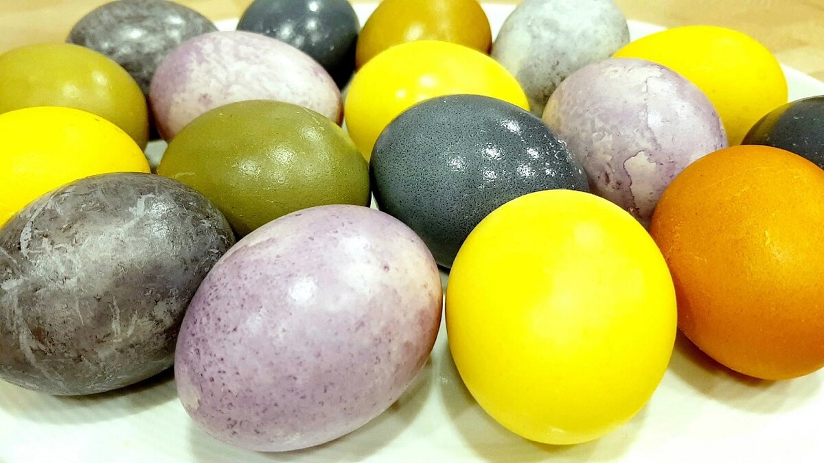 Пасхальные яйца окрашенные Каркаде и Куркумой