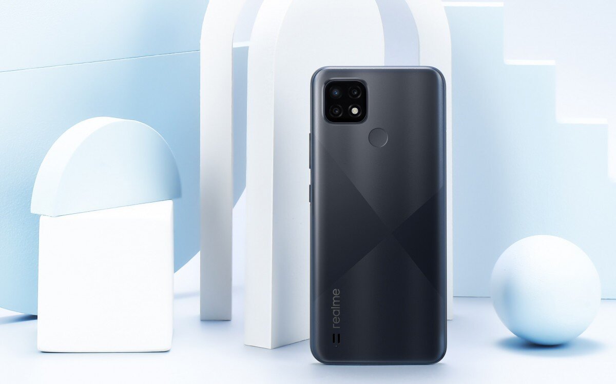 Все визуальные различия между смартфонами — на задней панели. У Realme C21 (на фото) другой узор, есть сканер отпечатков пальцев и больше камер. Фото: realme.com