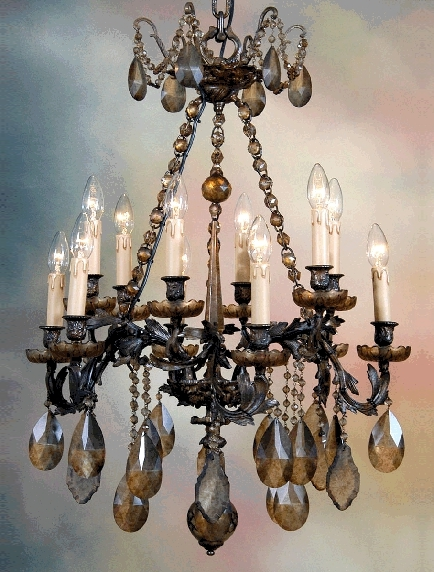 Бренд: Martinez y Orts. Люстра в классическом стиле - ручная работа. Фигурный каркас из бронзы украшен цветными хрустальными гирляндами и подвесками типа миндаль и плакетка. 