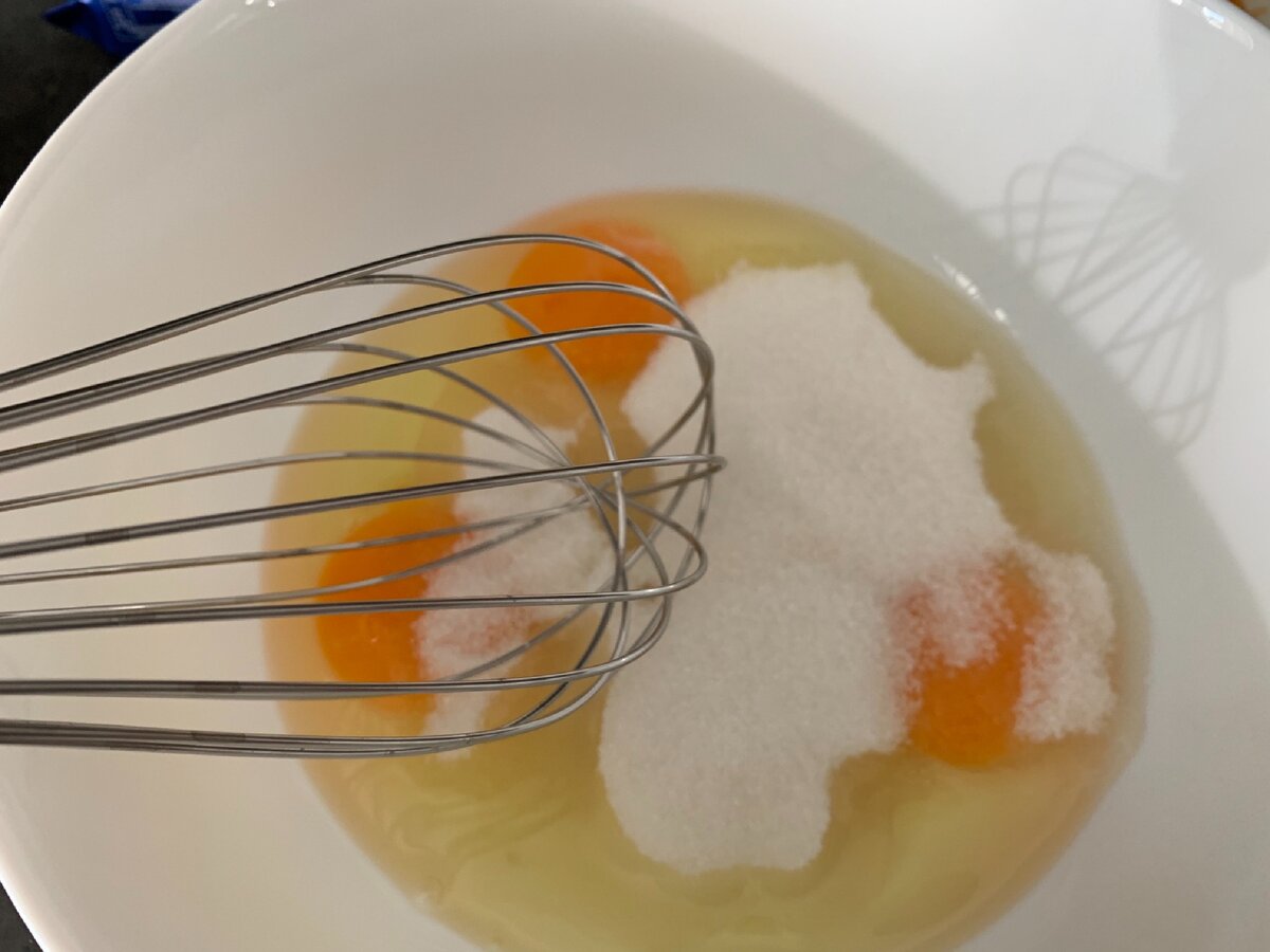 Яйца тёплые. Я их заранее достала из холодильника 