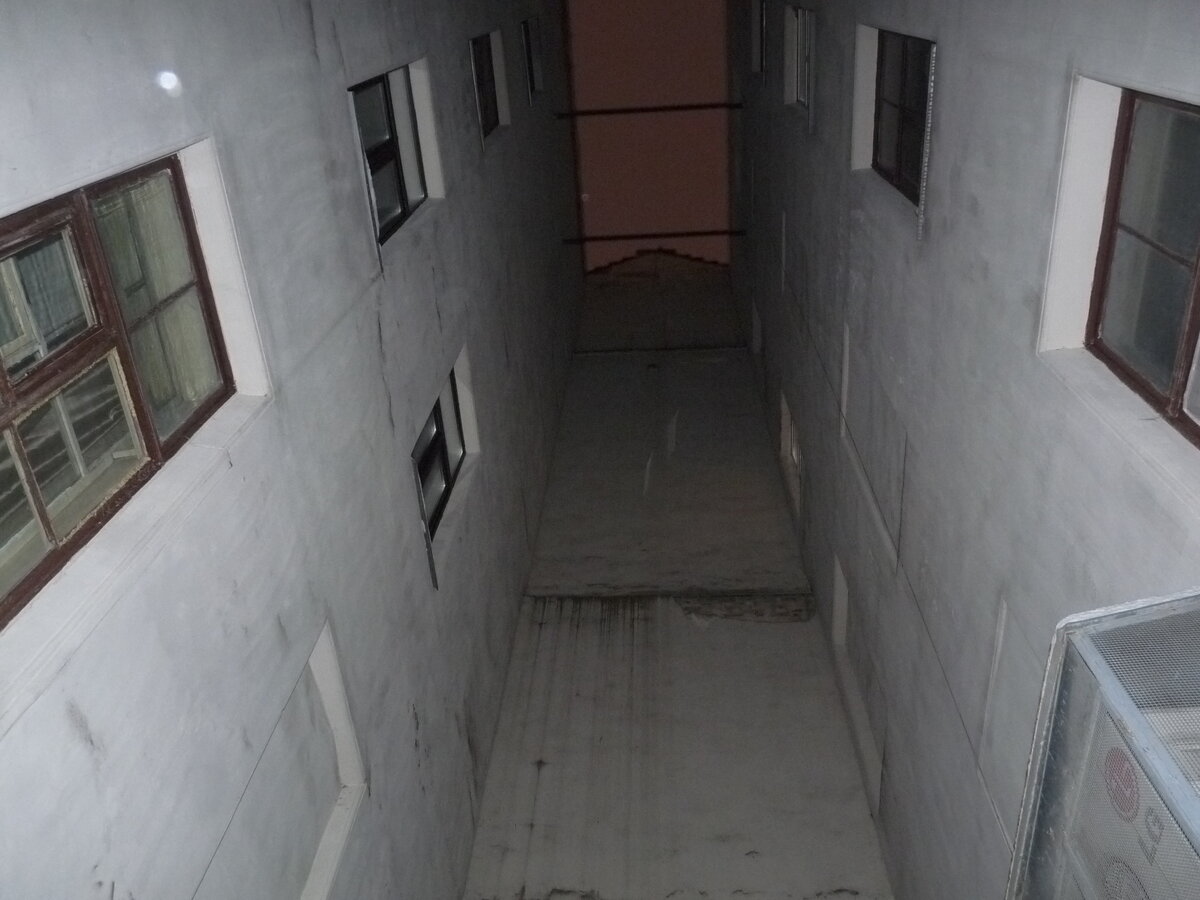 Двор духов - это узкий двор-колодец, проём между домами)))