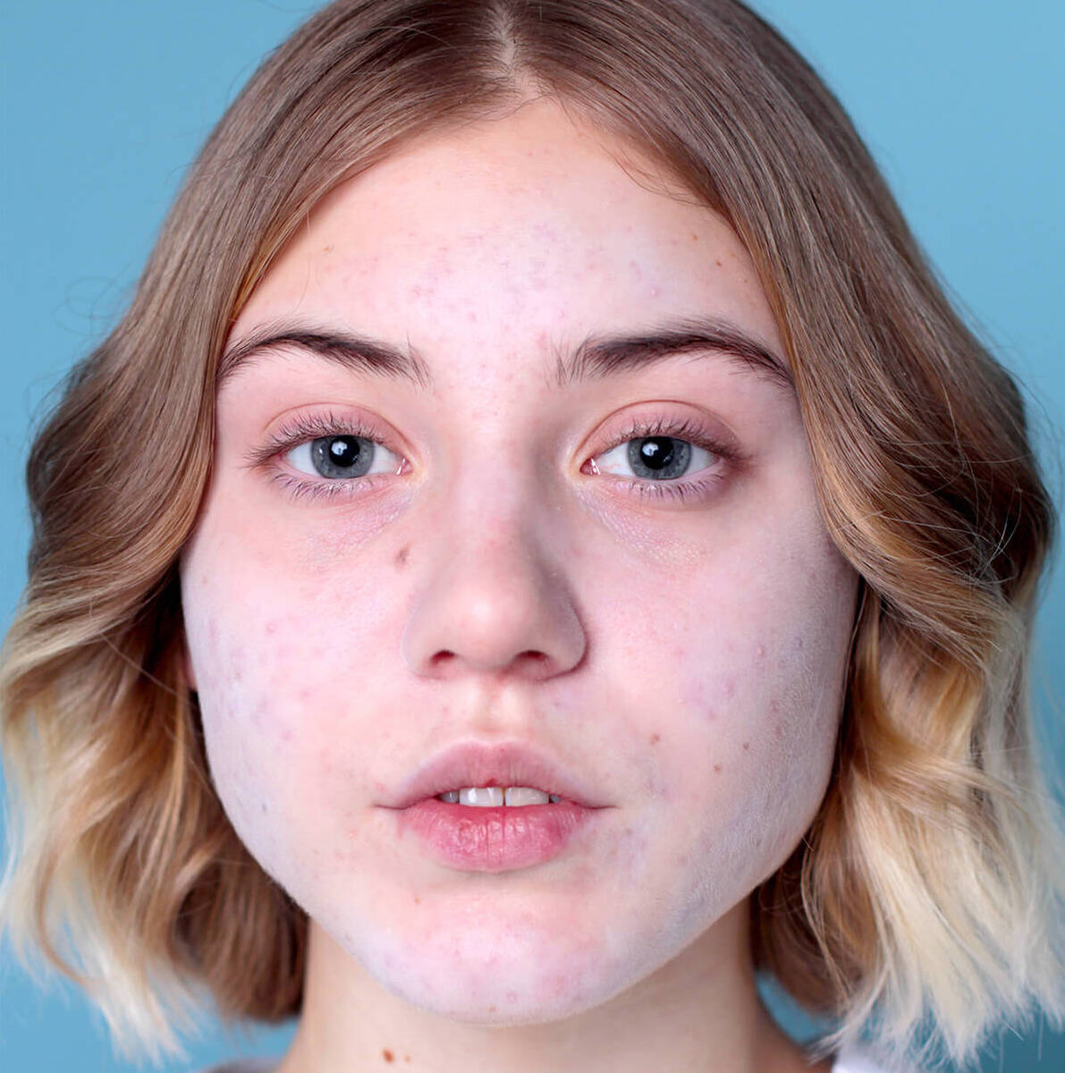 После корректора лицо стало ожидаемо сильно светлее, поэтому следующим шагом стало выравнивание тона.