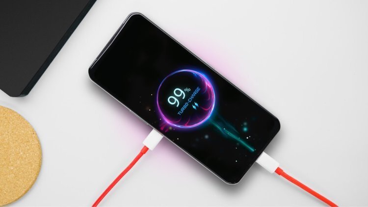 Вот так выглядит двойная зарядка через два кабеля 