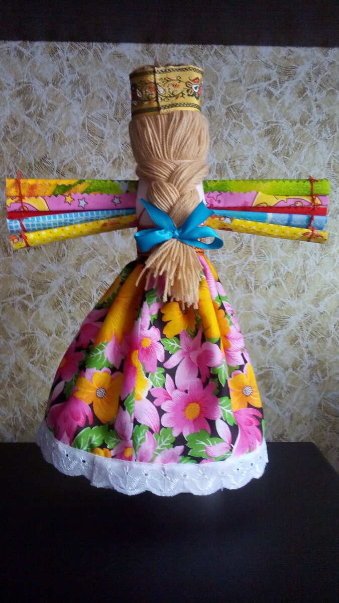 Кукла Десятиручка. Коса заплетена и на ней бантик. Руки обвязаны разноцветной шерстью