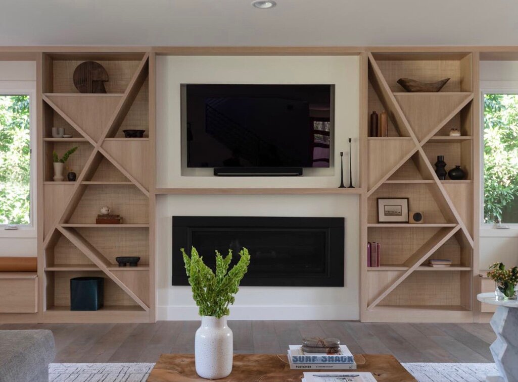 Акцент на дерево: креативные стеллажи с основой из тростника и обоев. Гостиная, спальня и кабинет. Фото: pinterest.es