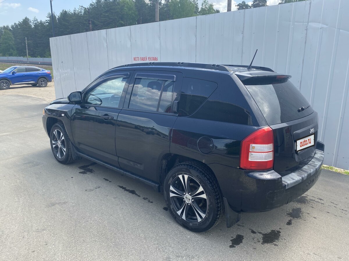 Сзади очень сильно похож на Kia Sportage  (фото с авто.ру)