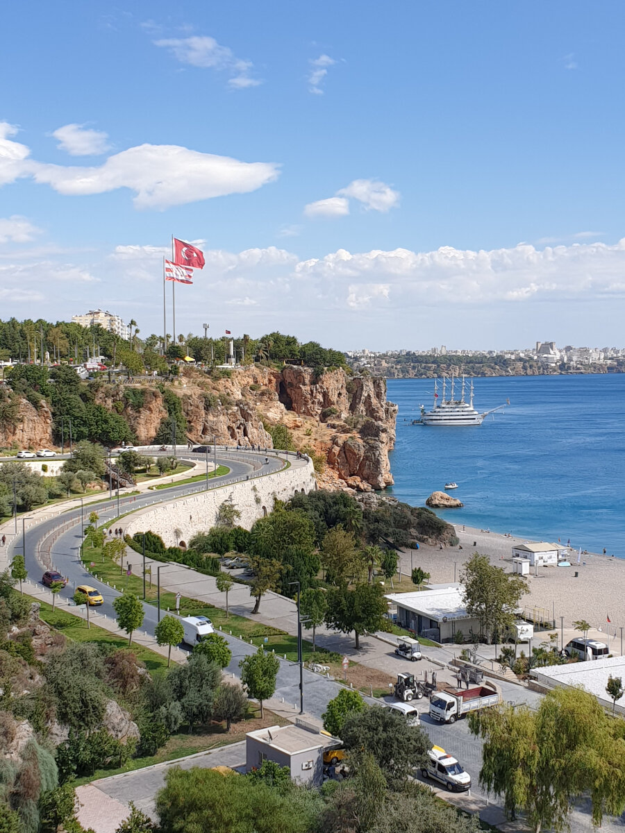 Вид с лифтовой площадки на пляж Коньяалты.