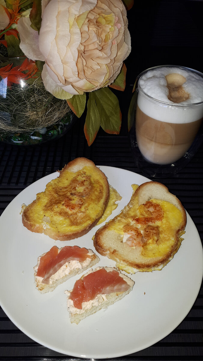 Бутерброд с креветками и мини-бутерброд с с/с семгой