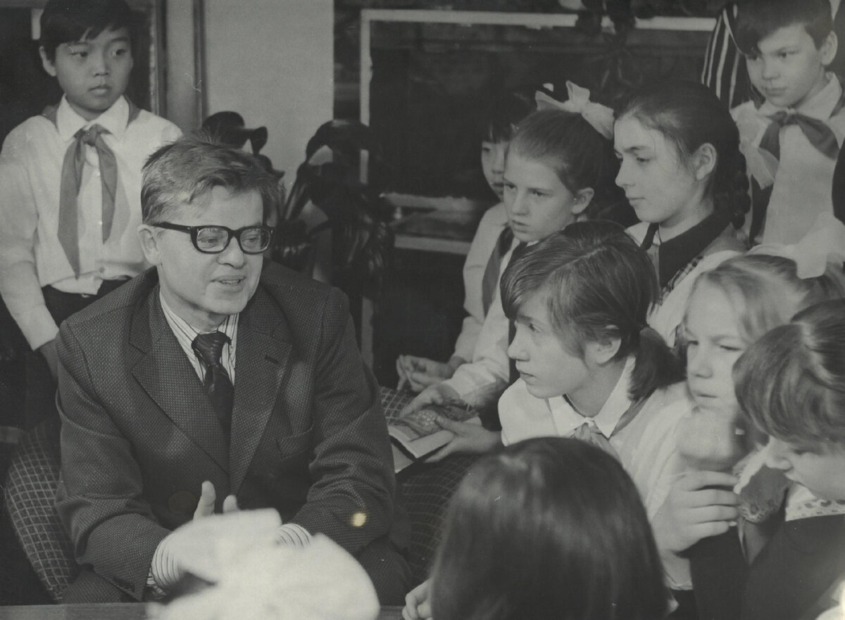 Олег Павлович встречается с юными читателями. 70-е г.