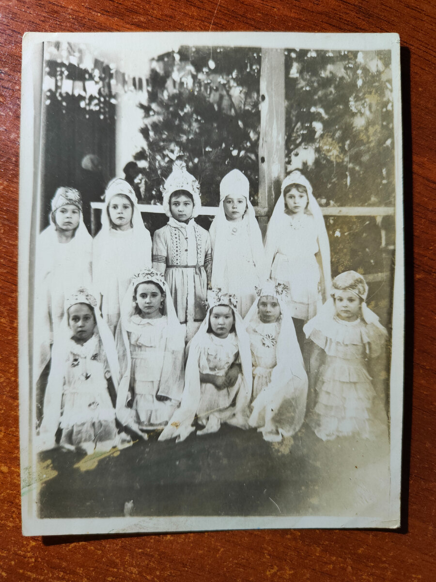 Снегурочка среди Снежинок. Фото 1957 года. Обработка фото: Василий Коробов