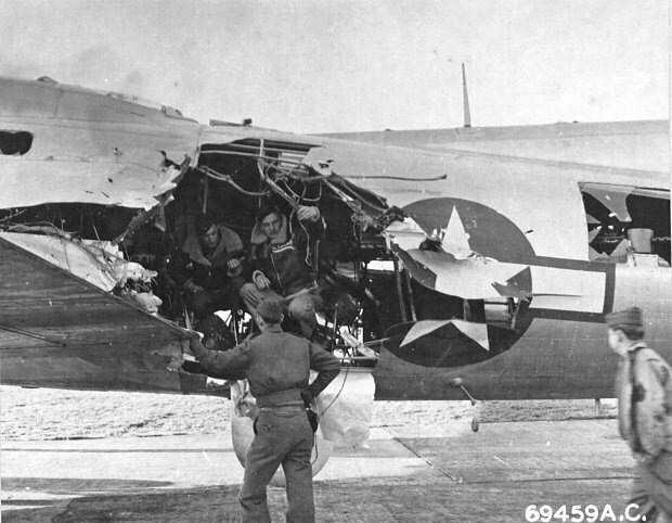 Возвращение B-17 с такими повреждениями не было чем-то необычным.