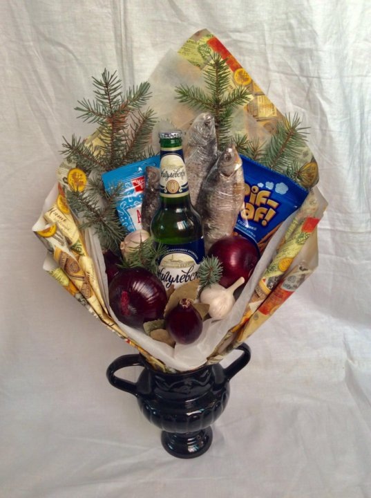 Пиво не новогодний напиток, но часто используется в букетах и смотрится на мой взгляд необычно.