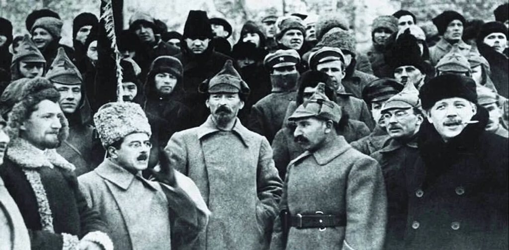 Неожиданно для себя Дзержинский выходит из тюрьмы  и взлетает на вершины власти 