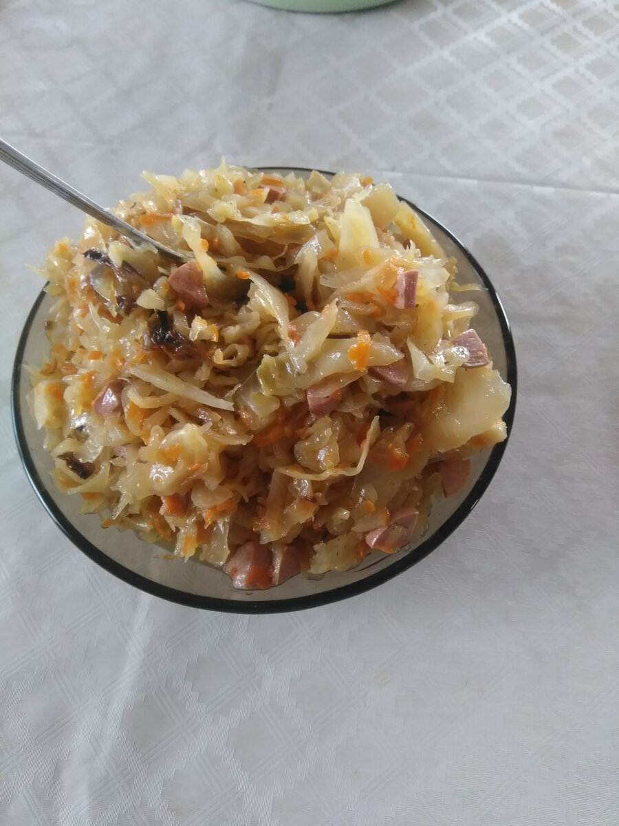 Приготовила тушенную капусту с сосисками