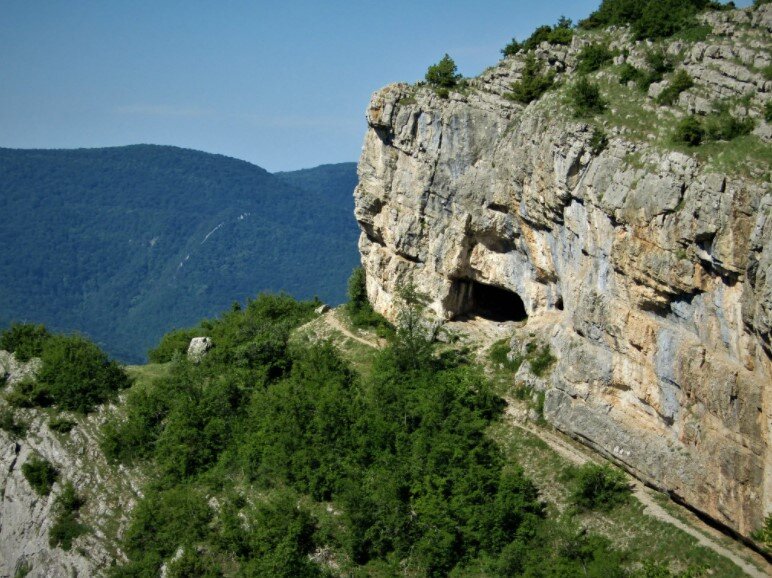 Коровья пещера в Большом Каньоне Крыма рядом с Алуштой