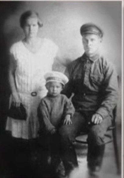 Юрий Каюров с родителями 