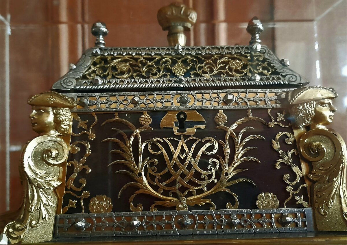 Фигуры преображенцев в треуголках. В центре находится вензель Петра I - две перекрещенные под углом латинские буквы "Р".