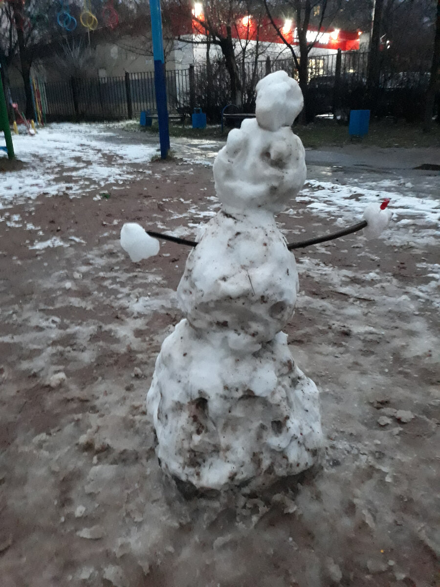 Тот самый вчерашний снеговик :) По-моему мальчики мои весь снег во дворе собрали в него