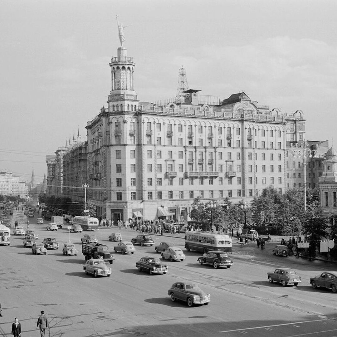 "Дом под юбкой" на Тверской