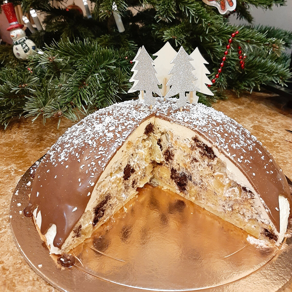 Мой красавец Панчо с ананасами и грецким орехом на прошлый НГ. Рецепт панчо из красного бархата читайте по активной ссылке в конце статьи.