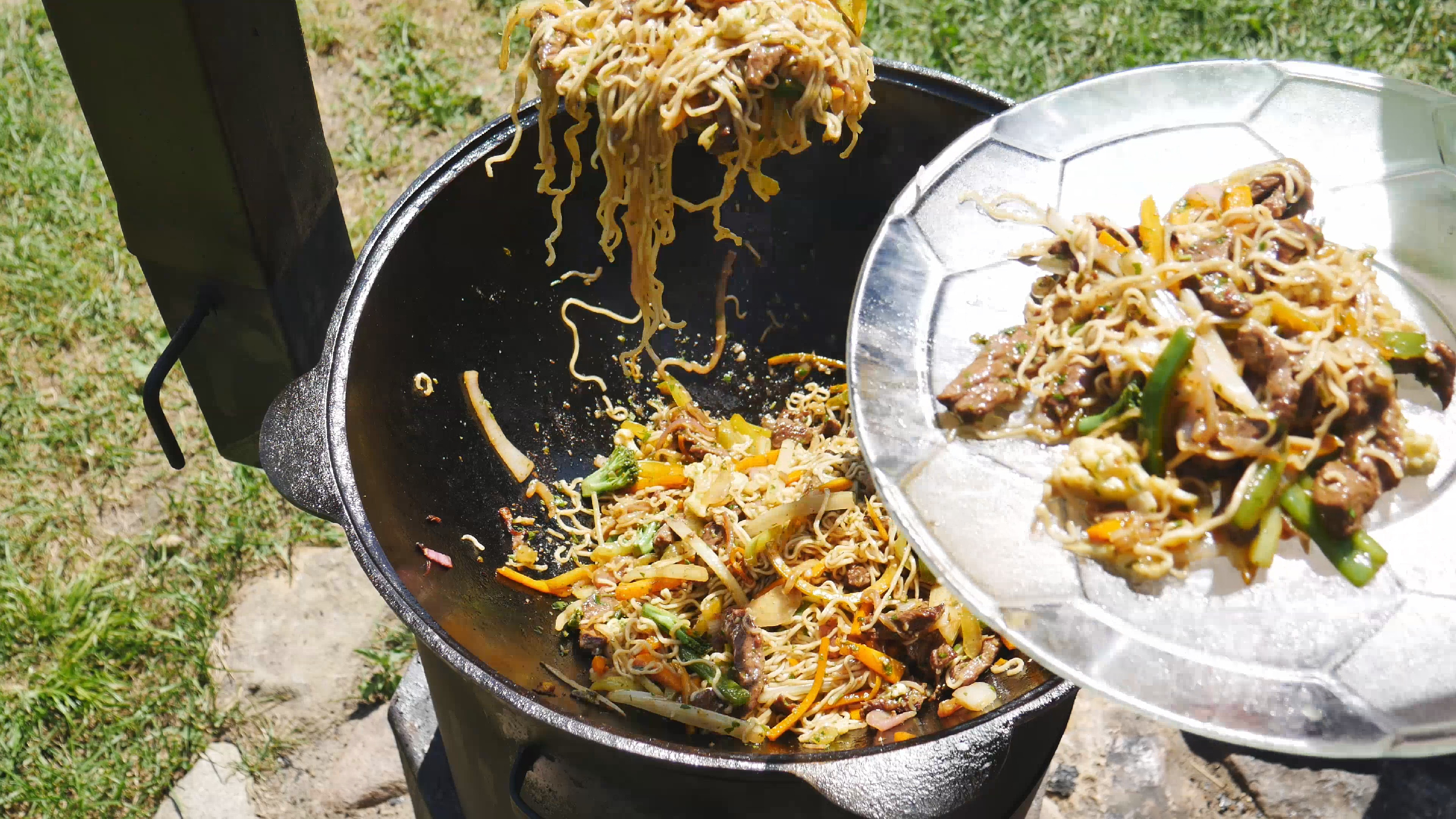 Беру обычный доширак, мясо и овощи. Готовлю вкусный обед в казане на  костре(делюсь рецептом)