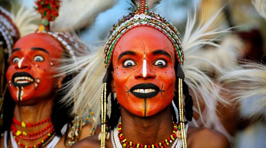 Пучить глаза – обязательное условие красоты. Ведь только так можно оценить белизну белков/ © onedio.ru