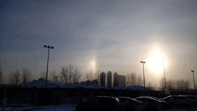 Солнечное гало в динамике. Видна даже так называемая "алмазная пыль". Что это такое? Прочитайте самостоятельно в интернете.                                                                                              Гифф и видео автора.