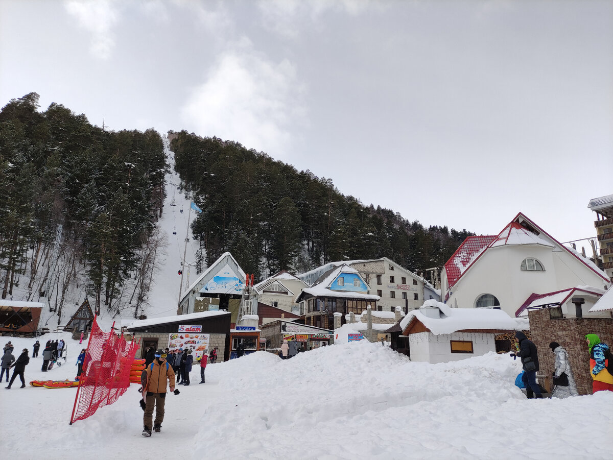 Вот туда- наверх нужно подняться, чтобы полюбоваться видом на Эльбрус.