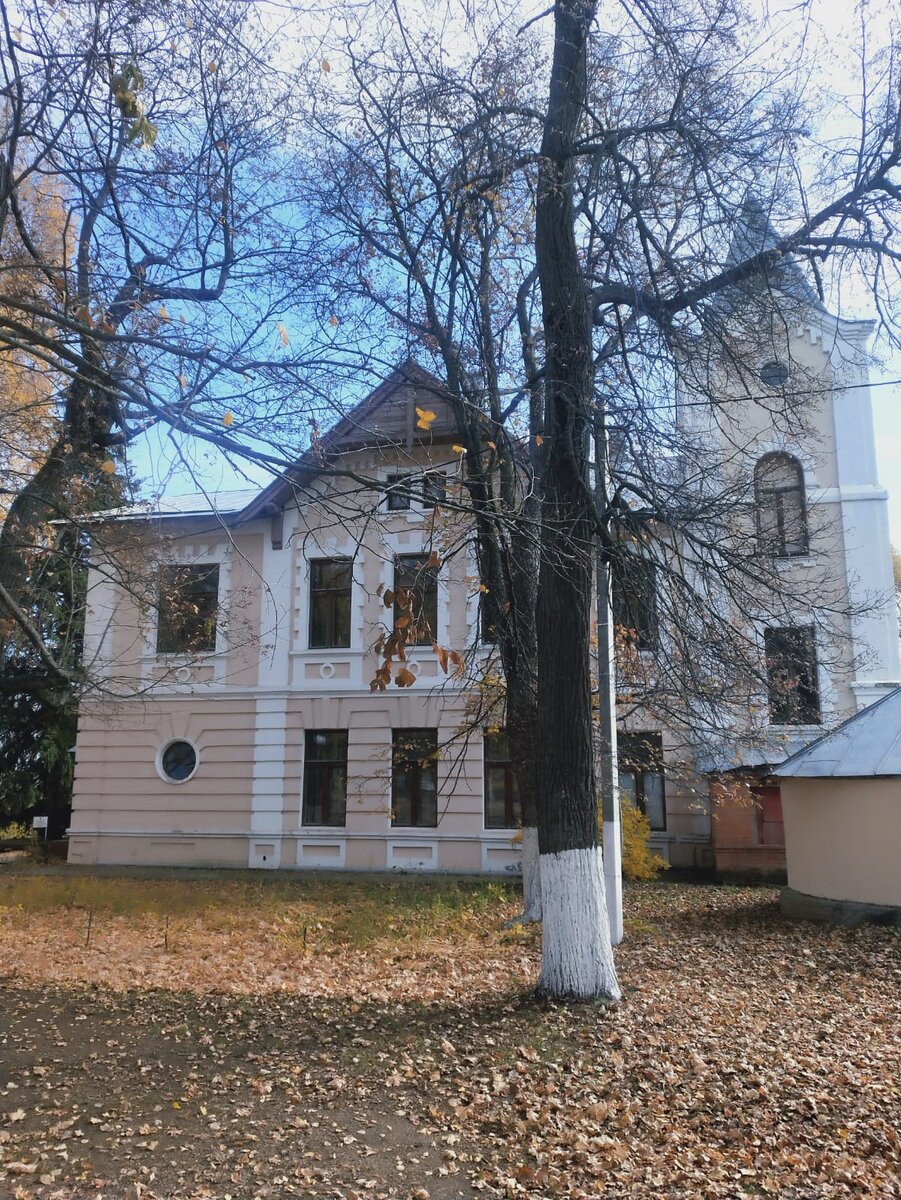 Так выглядит  имение Молоствовых сейчас. Из башенки в правой части дома Елизавета вела наблюдение за прилетом птиц, записывала в дневник все изменения в природе.