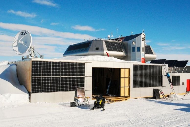 Бельгийскую полярную станцию «Принцесса Элизабет» открыли 15 февраля 2009 года. Пока это единственная в Антарктике станция с нулевым уровнем выбросов: энергию здесь генерируют девять ветряков и солнечные панели. На станции живут 16 ученых